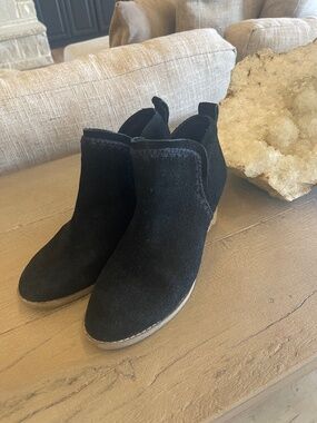 TOMS Women's Kaia Wedge Ankle Boot Black Suede 6 Classic Versatile Quality